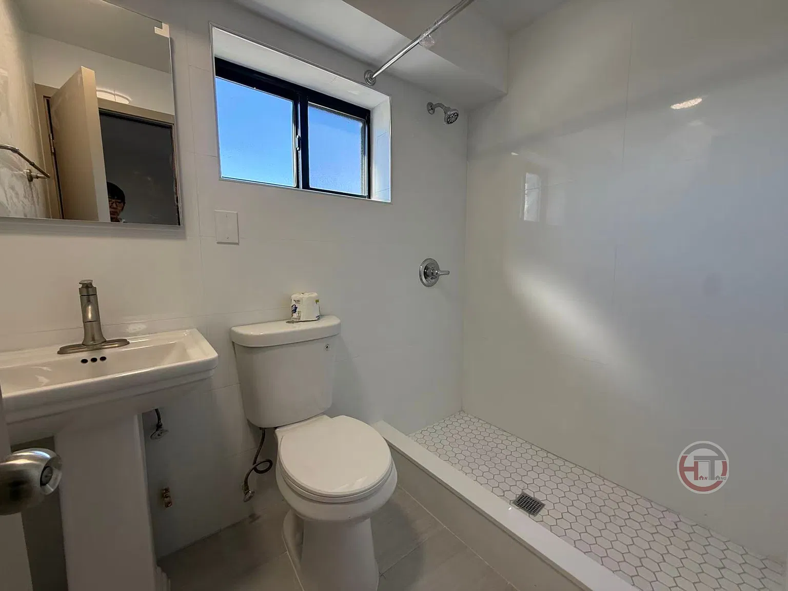 3 bed, 1100 sqft, $3,373 — Photo 2