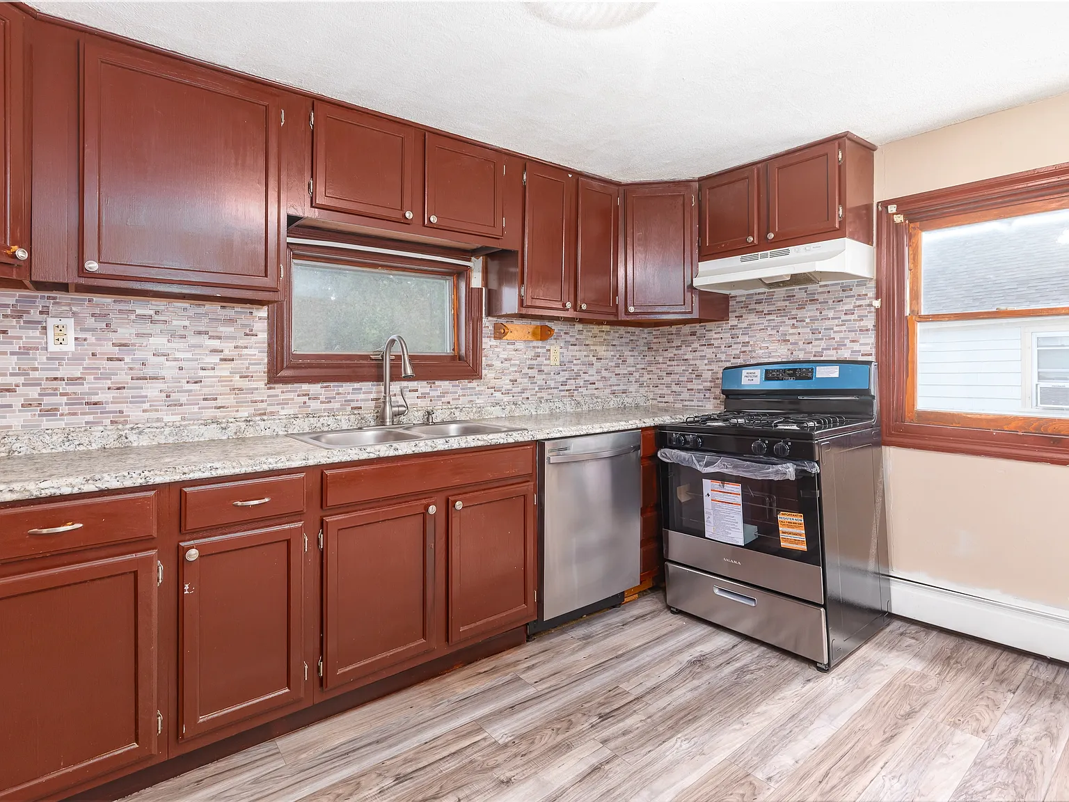 4 bed, 1.5 bath, 1000 sqft, $2,800 — Photo 3