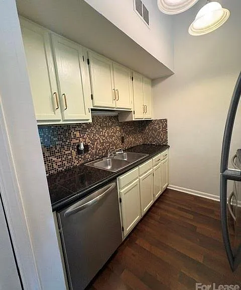 430 Queens Rd — Photo 4