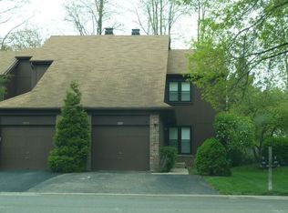 327 Shadowbend Dr, Wheeling, IL 60090