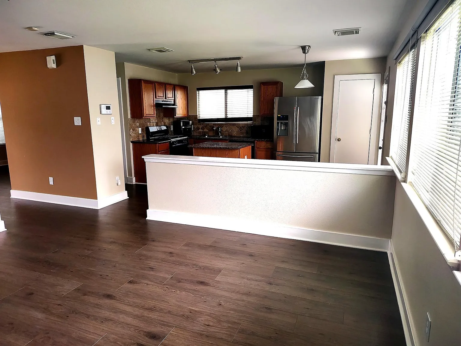 3 bed, 2.5 bath, 1620 sqft, $1,900 — Photo 4