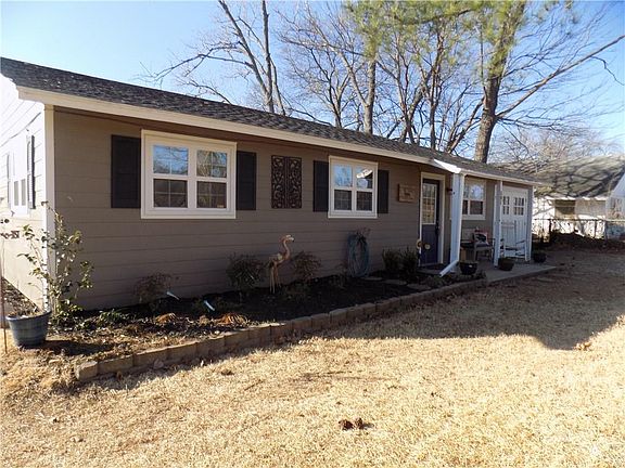 3rd image of 505 W Pecan St