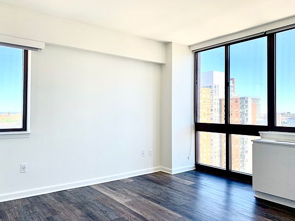 3rd image of 520 W 43rd St APT 31B
