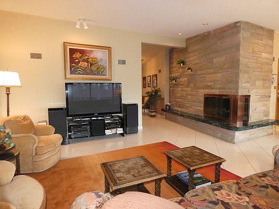4th image of 221 E Thorndale Ave