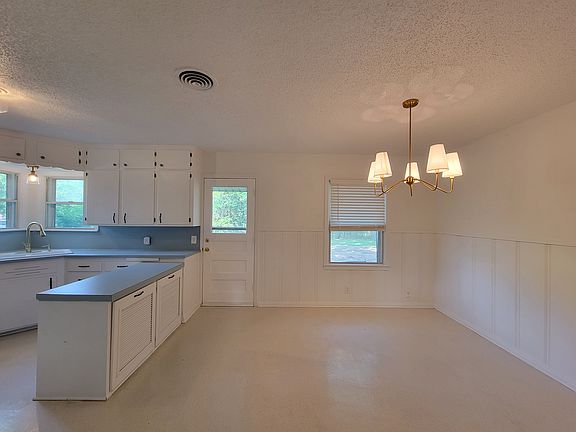4th image of 2025 Mountainview Dr