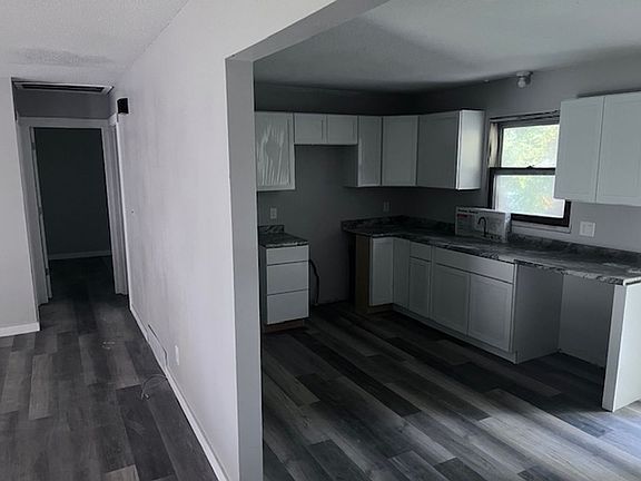 2nd image of 605 E Maple St