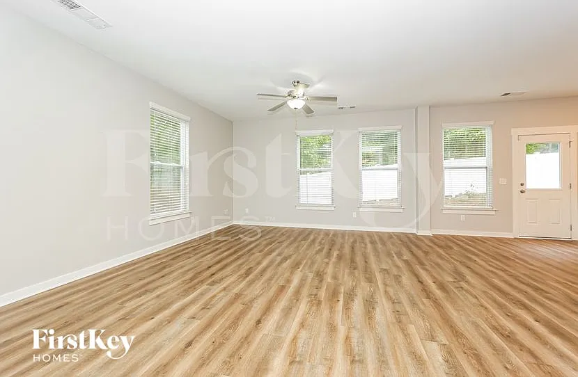 4 bed, 2.5 bath, 1981 sqft, $2,335 — Photo 2