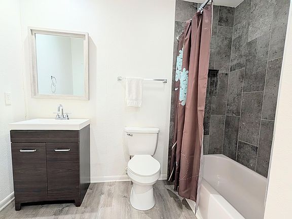 5th image of 2410 Royal Acres Dr