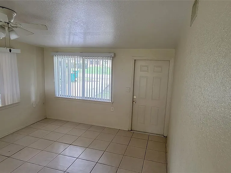 2483 Lakeshore Cir #2483 — Photo 5