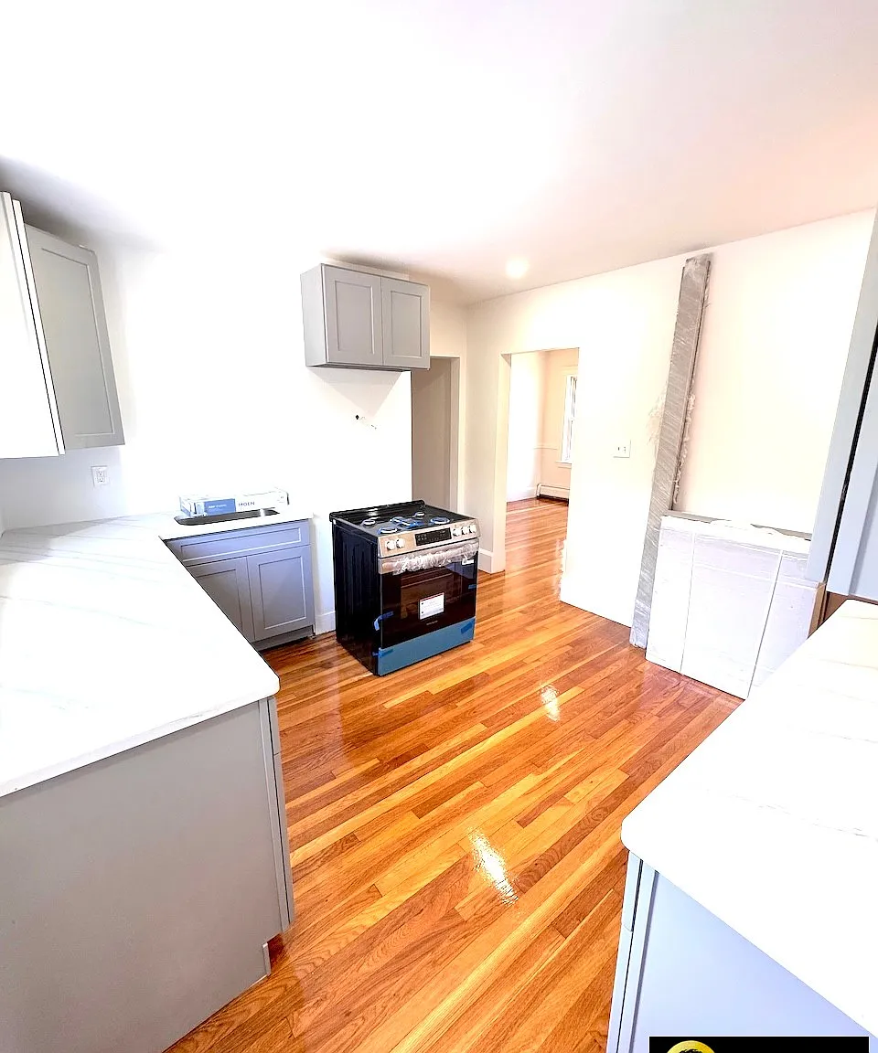 2 bed, 1.0 bath, 1100 sqft, $3,100 — Photo 3