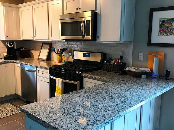 Kitchen w/granite counter