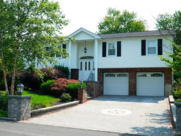 19 Pittsford Way, Nanuet, NY 10954