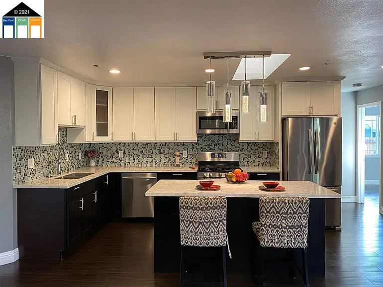 6952 Graham Ave — Photo 2
