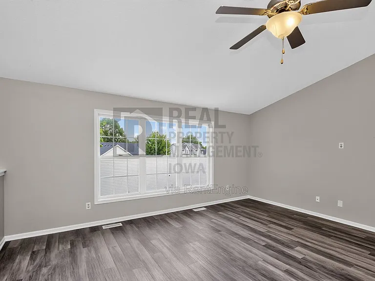 1229 E 18th St — Photo 4