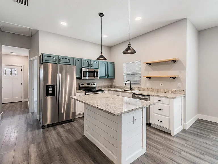 2321 W Green St — Photo 11