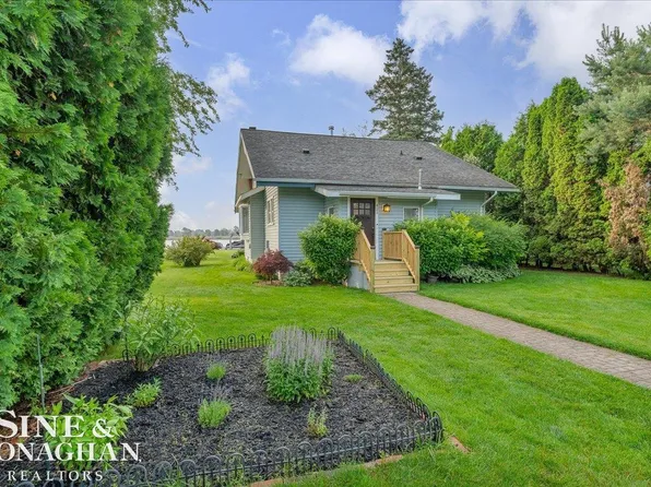 421 Edgewater Dr, Algonac, MI 48001