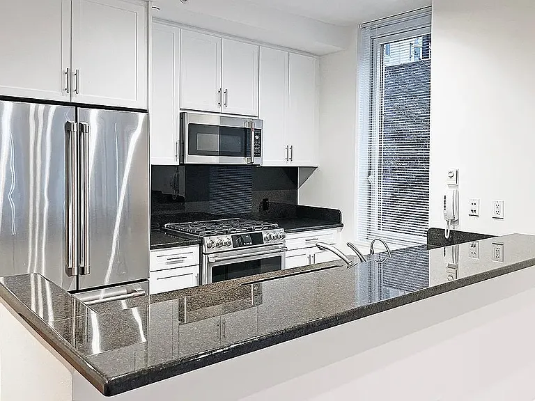 320 W 38th St #2123 — Photo 3