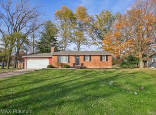 142 Henderson Rd, Howell, MI 48855
