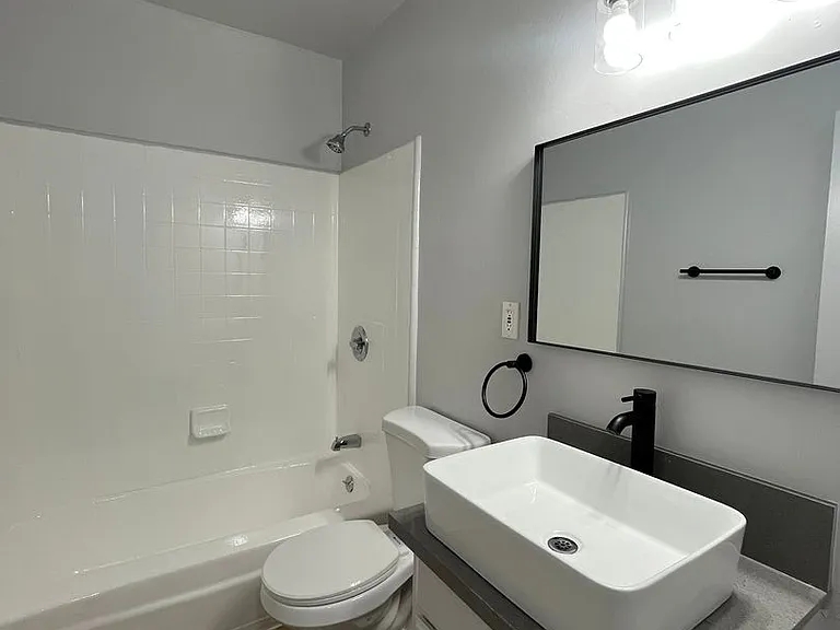 1437 W 105th St — Photo 10