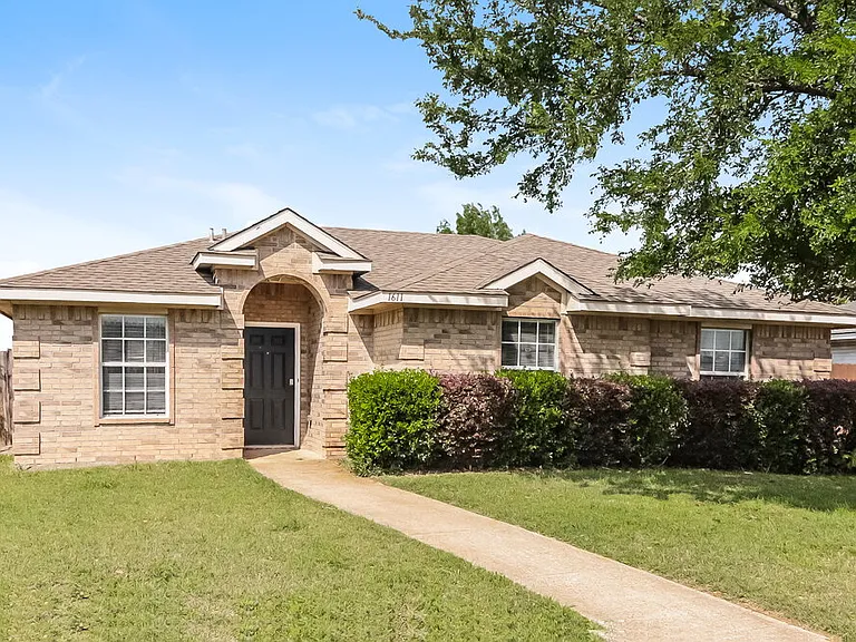 1611 Cedar Bluff Ln — Photo 3