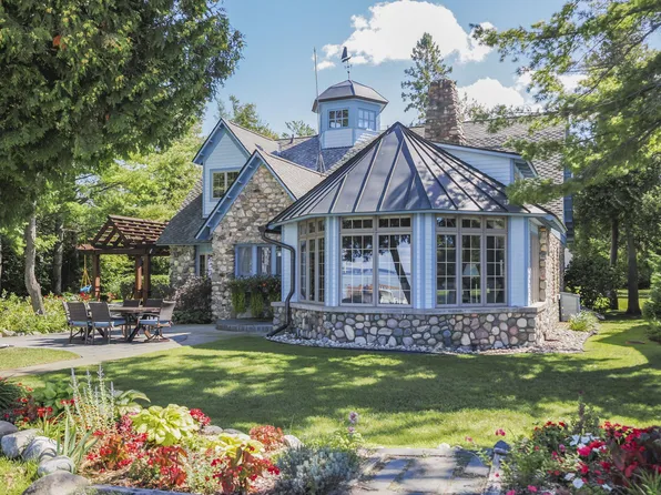 812 Lakeside Dr, Mackinaw City, MI 49701