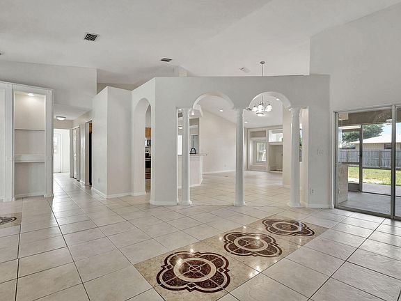 5th image of 319 SW Majestic Terrace