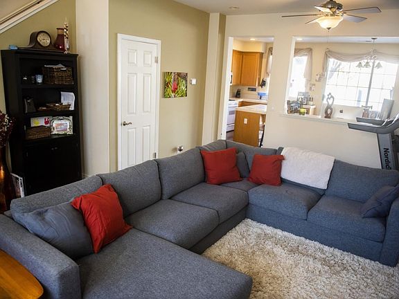 3rd image of 220 Holland Cir