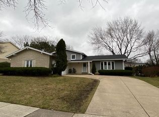 915 W Cedar Ln, Arlington Heights, IL 60005