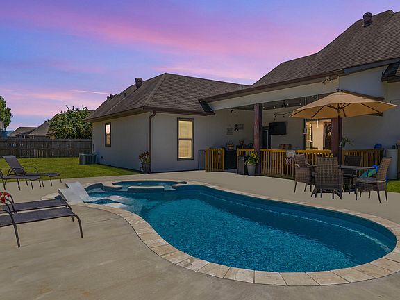 2nd image of 105 Oak Shadows Dr
