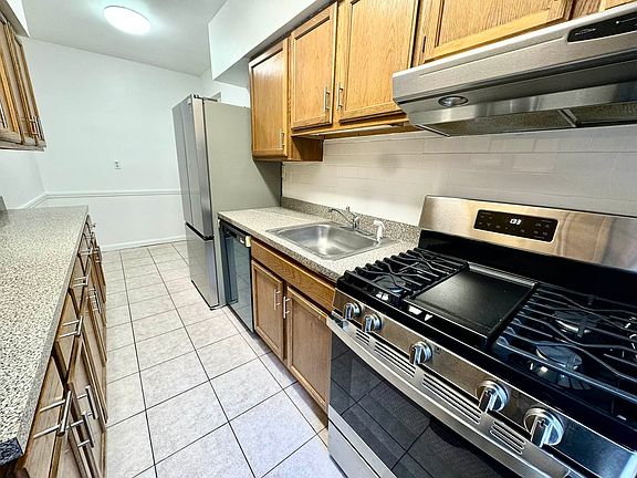 3rd image of 2519 30th Dr APT 3R