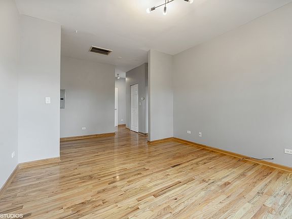 4th image of 3816 W Le Moyne St #2E