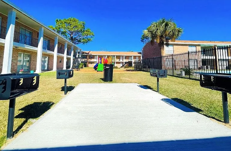 Colony House Apartments — Photo 17