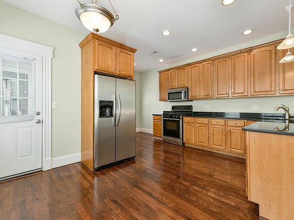 5th image of 629 E 6th St #3
