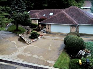 8 Devonshire Dr, Danville, IL 61834