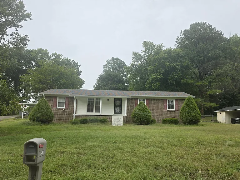 208 Caldwell Dr — Photo 1