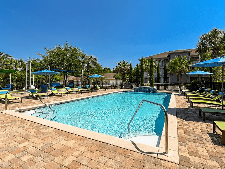 Pinnacle Pointe Apartments — Photo 28