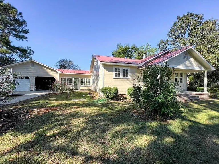 526 Embassy Dr — Photo 2
