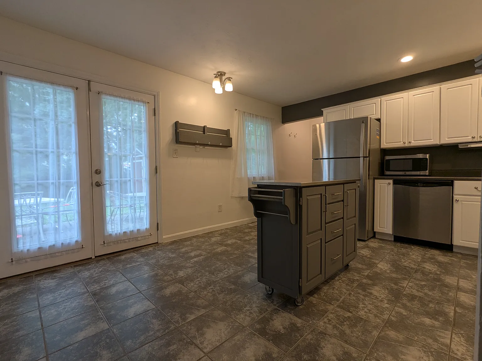 3 bed, 1053 sqft, $2,000 — Photo 2