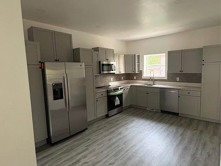 320 N Marshall Ave — Photo 2