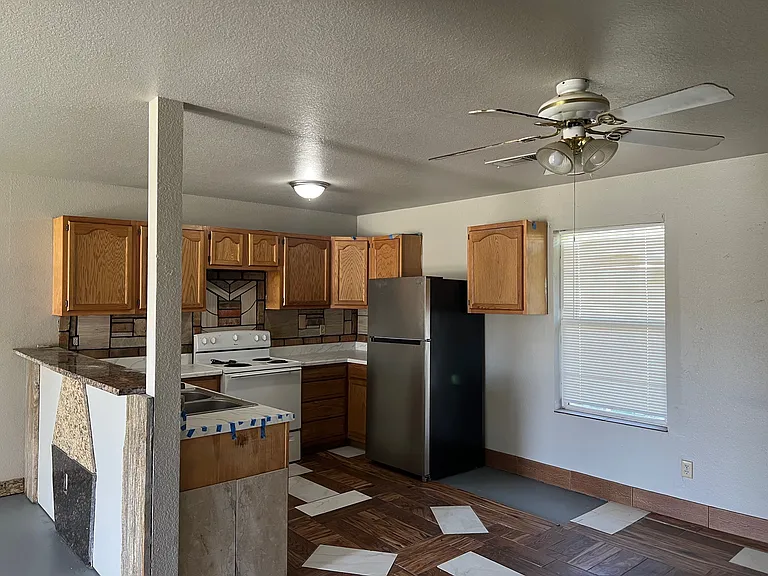 2712 Oak Dr — Photo 3