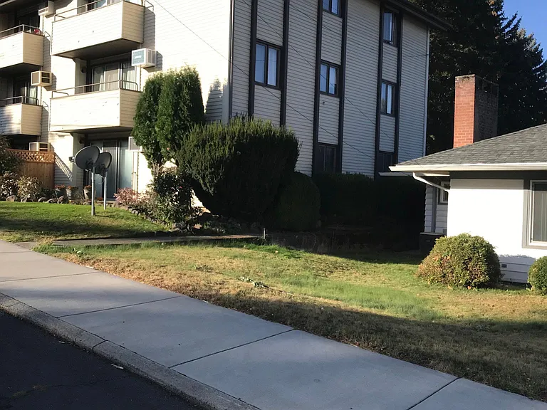 1004 E South St #6 — Photo 1