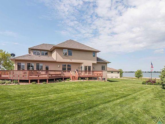 2nd image of 107 Lakeview Cir
