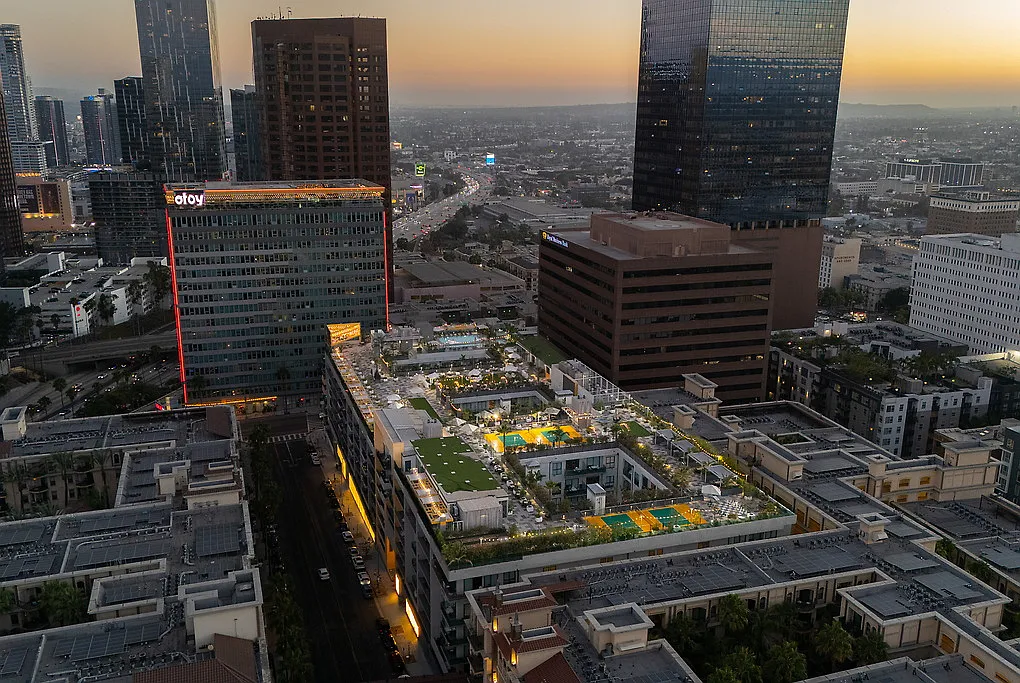 Skylux on Wilshire — Photo 2