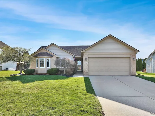 1703 Oak Squire Ln, Howell, MI 48855
