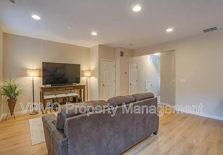 5906 NE 56th St — Photo 8