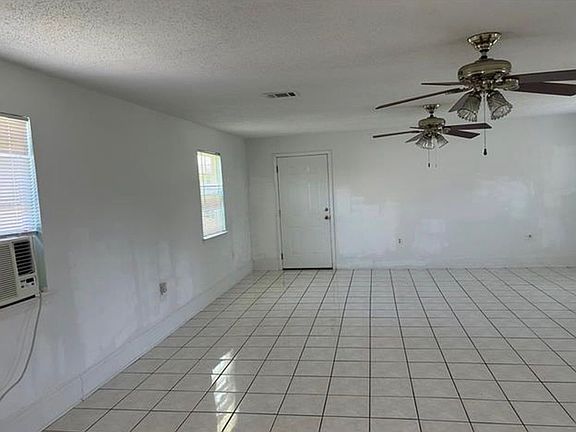 3rd image of 725 Oakwood Dr