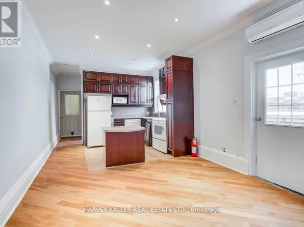 1098 Bathurst St #3, Toronto, ON M5R 3G9