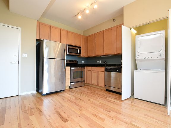 5th image of 1 E 8th St APT 905