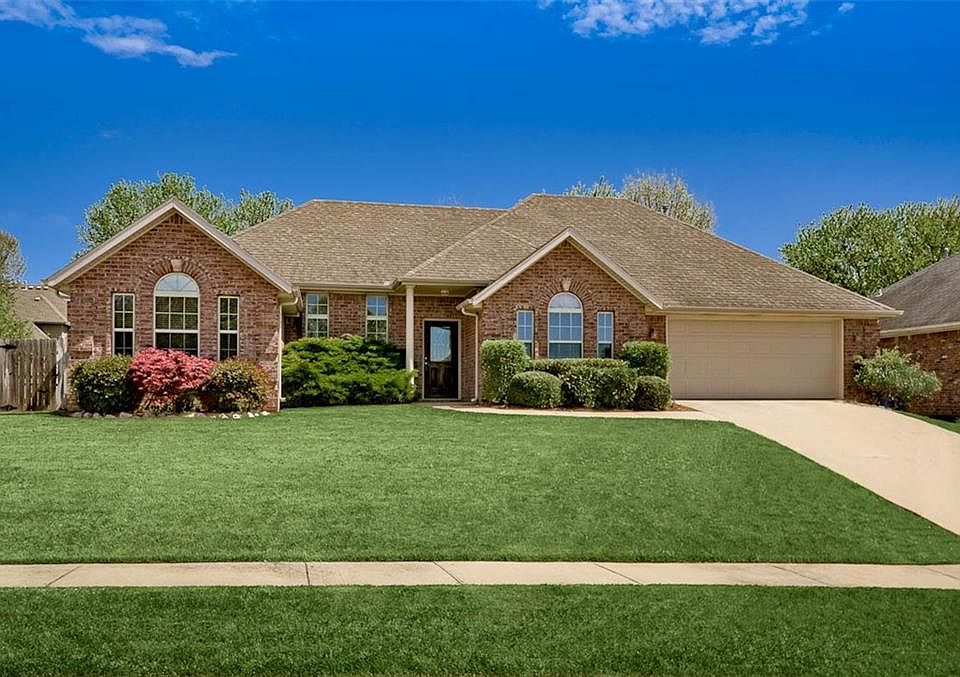 1st image of 304 NW Saddlebrook Dr