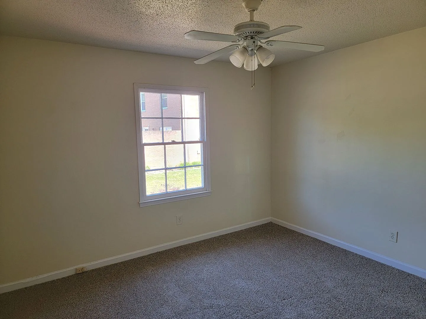 3 Bedroom 2.5 Bathroom Townhome — Photo 4